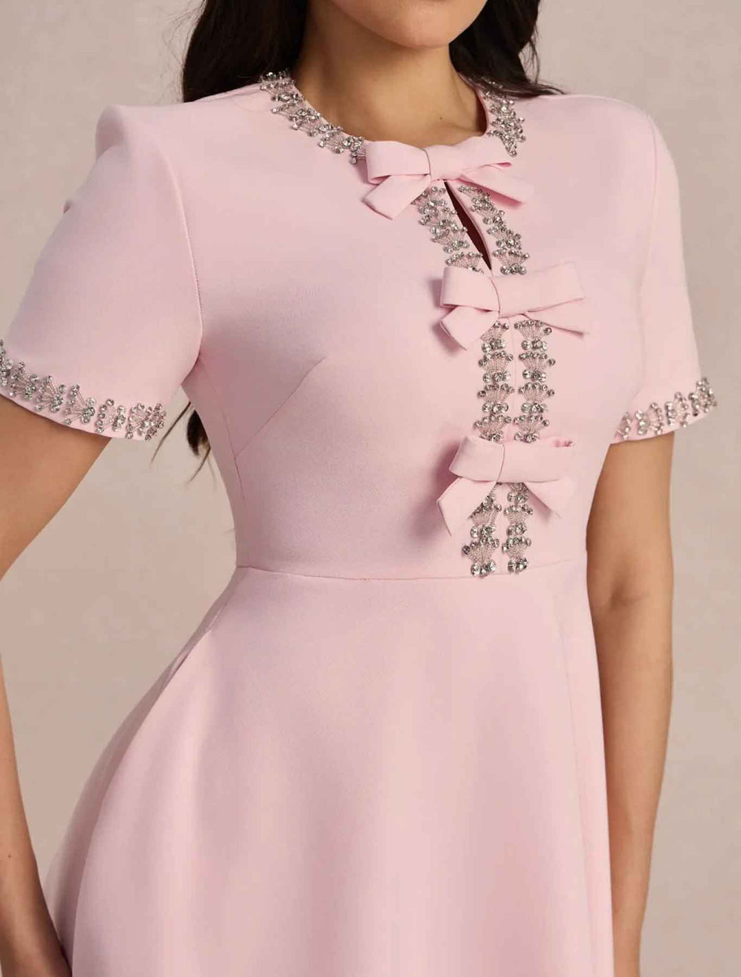 Raffaella | Vestido acampanado con lazos y abalorios