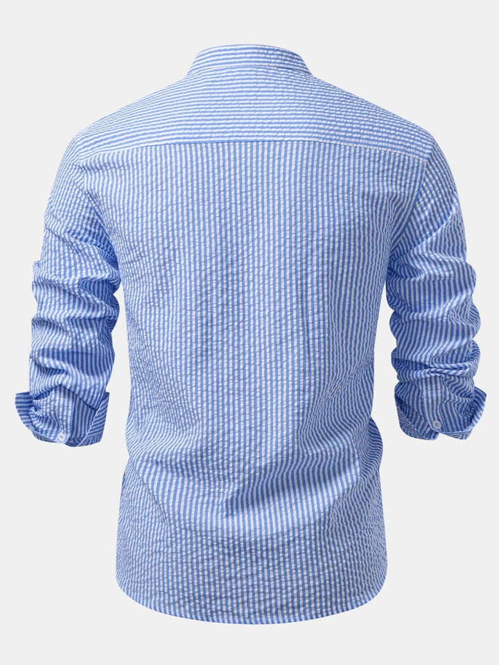 Camisa a Rayas Seersucker con Cuello Alto y Pantalones de Lino de Pierna Recta