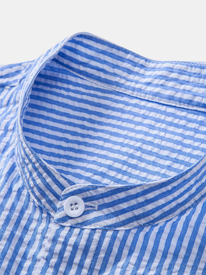 Camisa a Rayas Seersucker con Cuello Alto y Pantalones de Lino de Pierna Recta