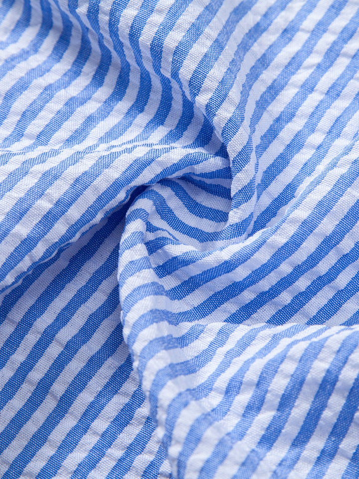 Camisa a Rayas Seersucker con Cuello Alto y Pantalones de Lino de Pierna Recta