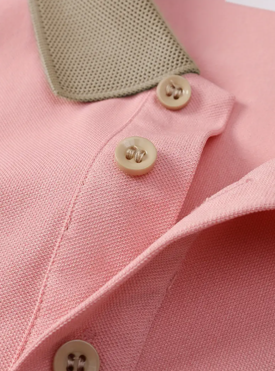 Camisa clásica de hombre de manga corta entallada con solapa.