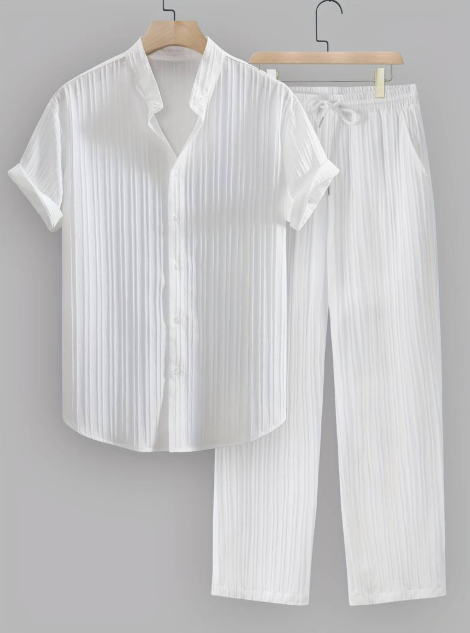 Conjunto de dos piezas para hombre de verano con camisa a rayas y cuello mao.