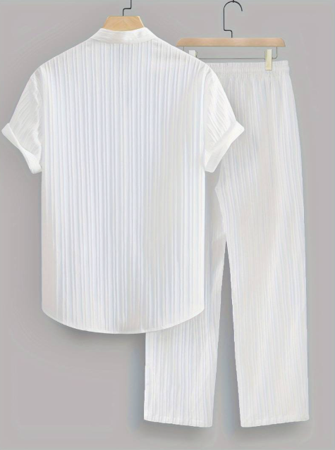 Conjunto de dos piezas para hombre de verano con camisa a rayas y cuello mao.