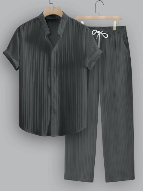 Conjunto de dos piezas para hombre de verano con camisa a rayas y cuello mao.