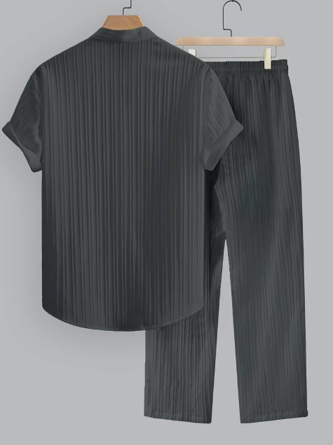 Conjunto de dos piezas para hombre de verano con camisa a rayas y cuello mao.