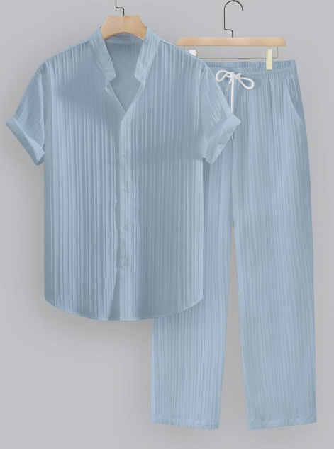 Conjunto de dos piezas para hombre de verano con camisa a rayas y cuello mao.