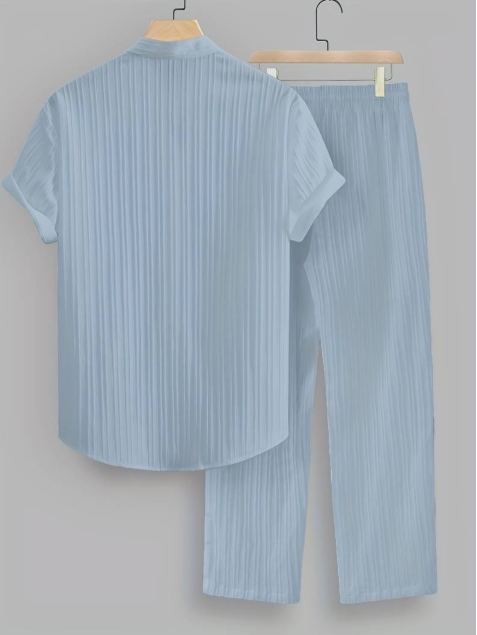 Conjunto de dos piezas para hombre de verano con camisa a rayas y cuello mao.