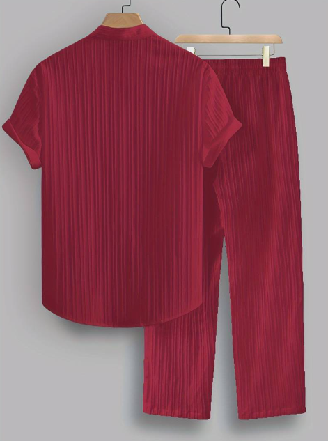 Conjunto de dos piezas para hombre de verano con camisa a rayas y cuello mao.