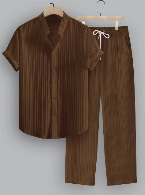Conjunto de dos piezas para hombre de verano con camisa a rayas y cuello mao.