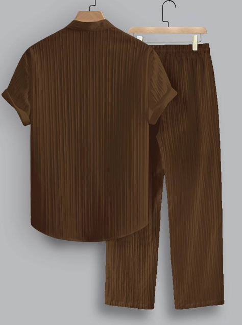 Conjunto de dos piezas para hombre de verano con camisa a rayas y cuello mao.