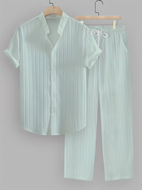 Conjunto de dos piezas para hombre de verano con camisa a rayas y cuello mao.