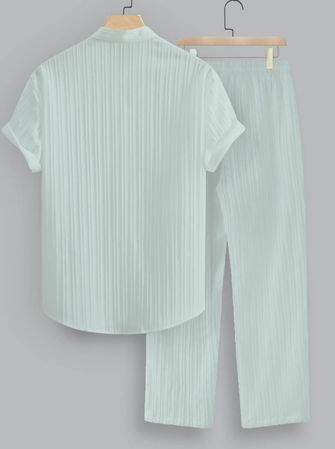 Conjunto de dos piezas para hombre de verano con camisa a rayas y cuello mao.
