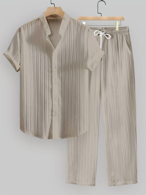 Conjunto de dos piezas para hombre de verano con camisa a rayas y cuello mao.
