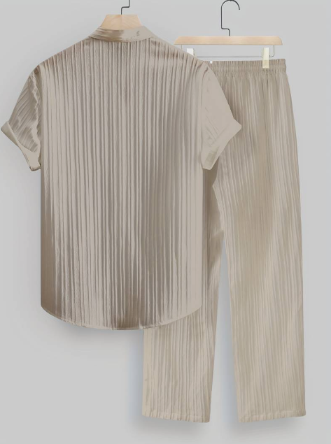 Conjunto de dos piezas para hombre de verano con camisa a rayas y cuello mao.