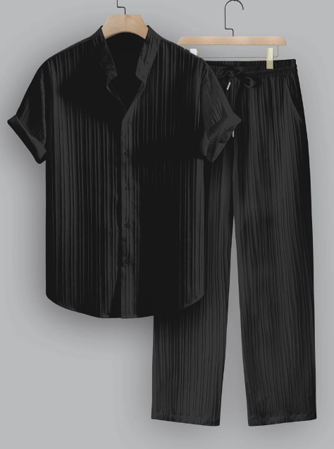 Conjunto de dos piezas para hombre de verano con camisa a rayas y cuello mao.