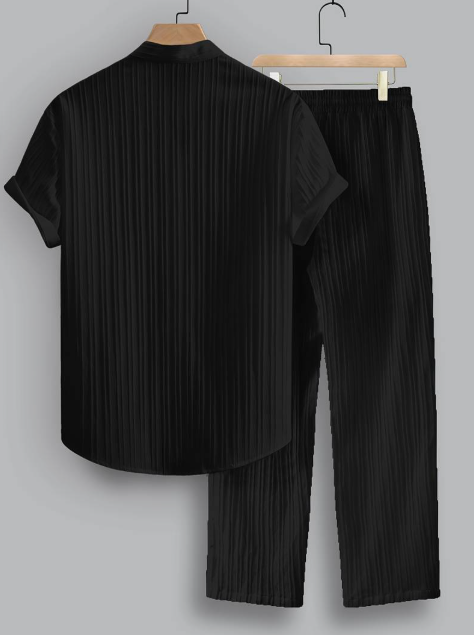 Conjunto de dos piezas para hombre de verano con camisa a rayas y cuello mao.