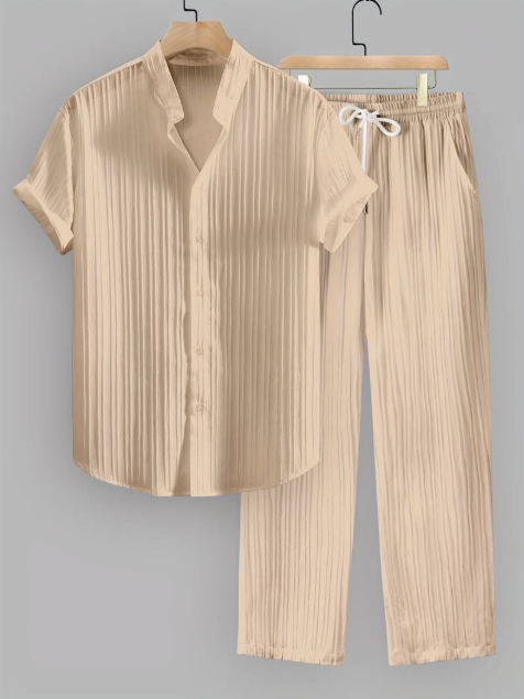 Conjunto de dos piezas para hombre de verano con camisa a rayas y cuello mao.