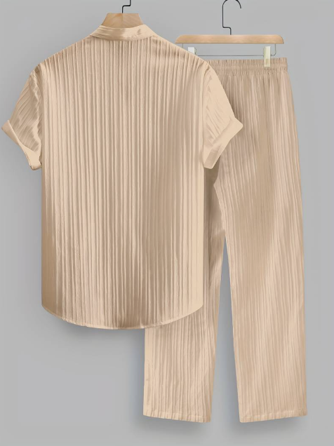 Conjunto de dos piezas para hombre de verano con camisa a rayas y cuello mao.