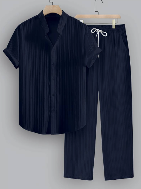 Conjunto de dos piezas para hombre de verano con camisa a rayas y cuello mao.