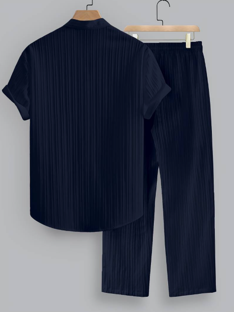 Conjunto de dos piezas para hombre de verano con camisa a rayas y cuello mao.